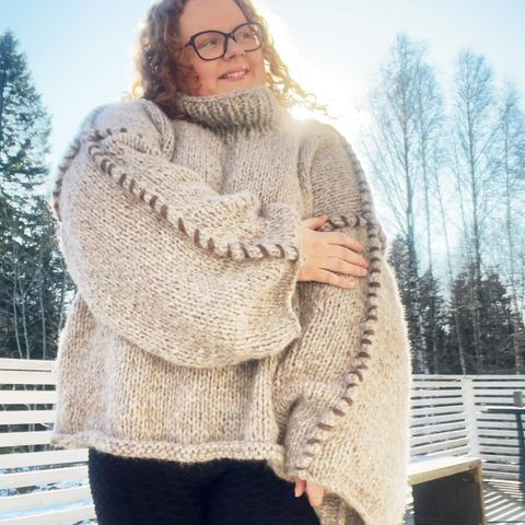 Strikker på Bestilling Min Mote Stitch Genser fra Knitteriet