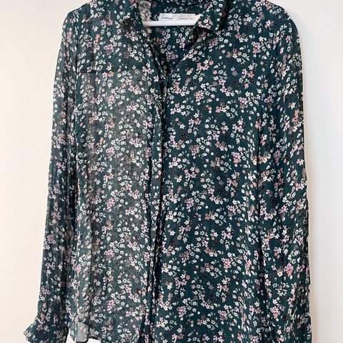 Nydelig bluse med blomsterprint selges