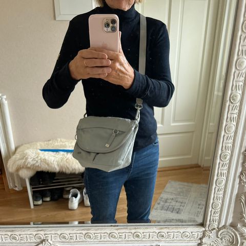 Lys grå crossbodyveske fra Lululemon