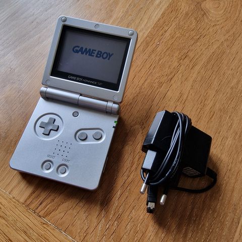 Sølvfarget Game Boy Advance SP + lader