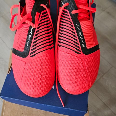 Nike Phantom Venom fotballsko (grus) selges