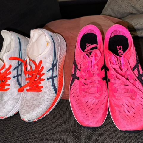 Asics og begge er bare brukt en gang!