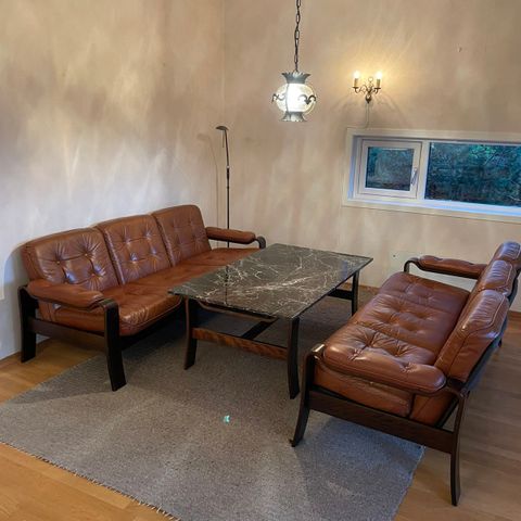 2stk Ekornes 3 seters skinnsofa pluss bord