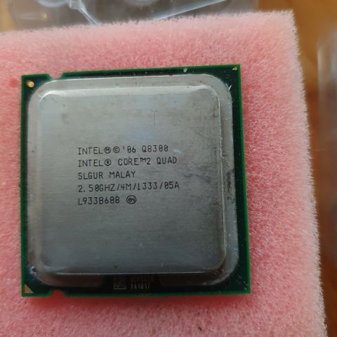 Intel Core 2 Quad Q8300 (LGA775) selges