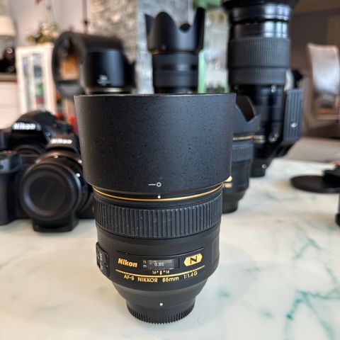 Nikon 85mm f1.4G. Min favoritt lens til portrait. Ekstremt skarpt og lys sterk!