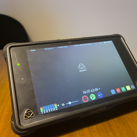 Atomos Shogun Inferno med strømkabel, et batteri og to ssd-kort