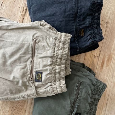 Carhartt WIP Jogger Columbia cargobukse. Alle for kr 800.-