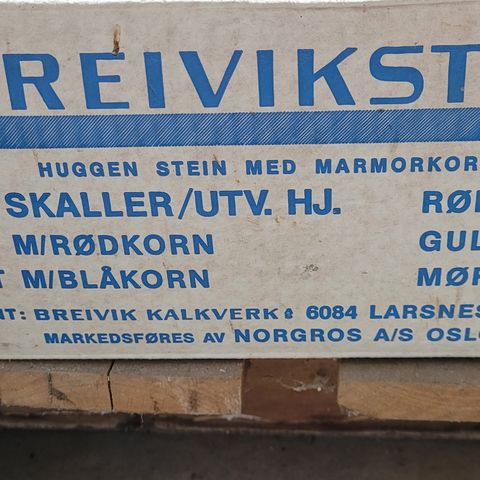 Dekorstein med marmorkorn. Breivikstein. Hvit med rødkorn