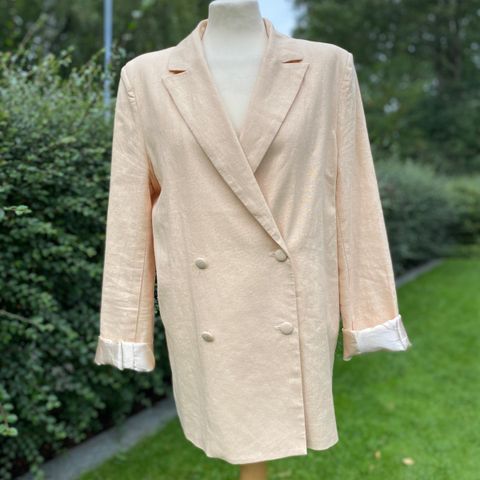 Flott lys fersken farget blazer i lin fra NA-KD . Str 36.