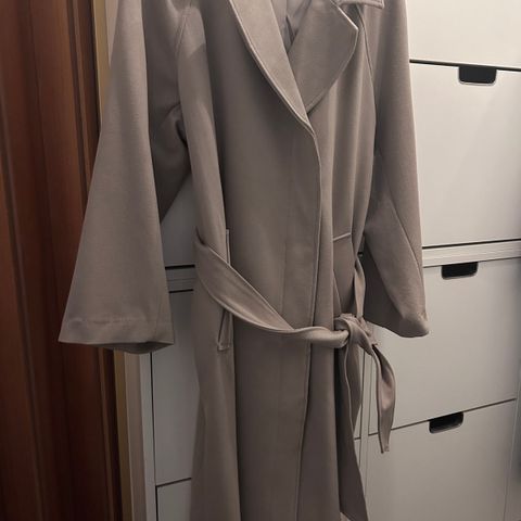 Trenchcoat fra H&M og kåpe fra Boheme