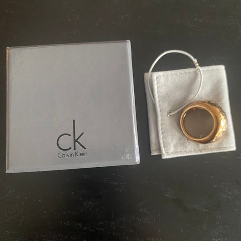 Flott stor statment  ring fra Calvin Klein . Str 58.