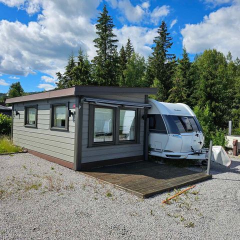 Spikertelt med paviljong og uteplass