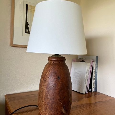 Lampe i mesquite tre med hvit skjerm