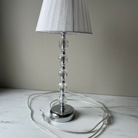 Lampe med skjerm