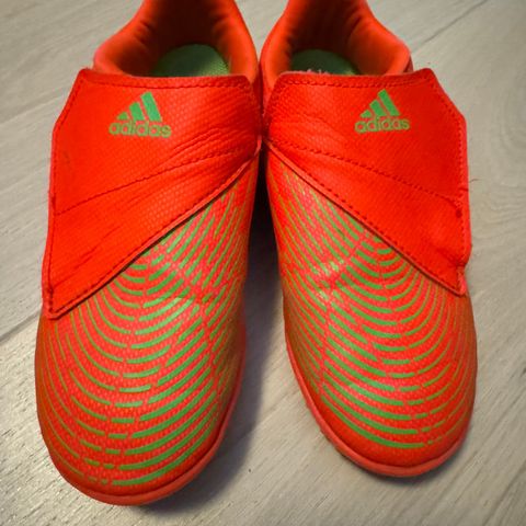 Adidas predator fotballsko for barn str. 31,5