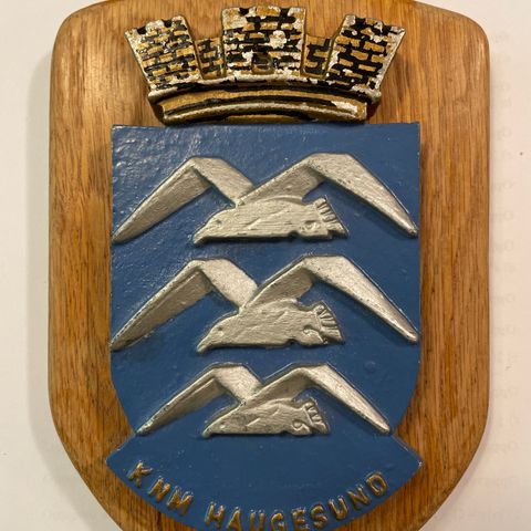 KNM HAUGESUND crest våpenskjold metall og tre - vekt 0,5 kg