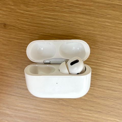 Høyre AirPod pro med etui