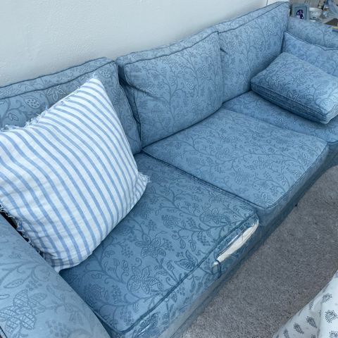 3-seter sofa med dunputer