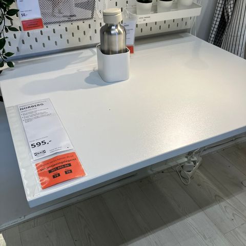 Lite brukt vegghengt/ klaffebord fra Ikea