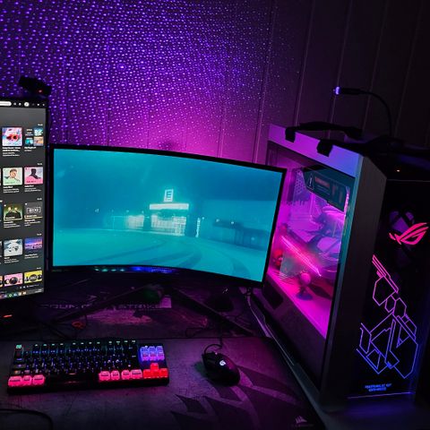 Kraftig hvit gaming pc setup selges (AMD Ryzen 9 5900X, RTX 3080 ROG Strix OC