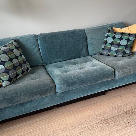 Osaka sofa fra BoConcept i blå-turkis stoff