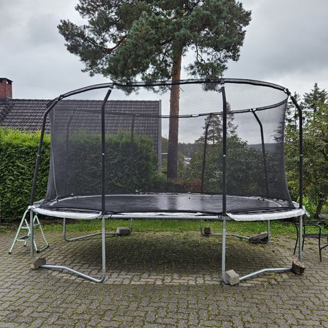 Oval trampoline fra Europris