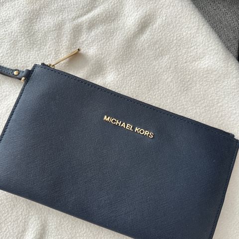 Mørkblå clutch fra Michael Kors