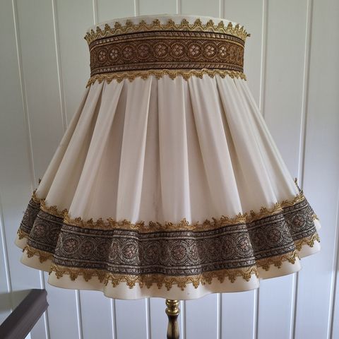 Retro lamper og broderte bilder