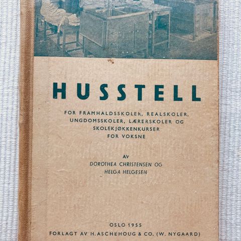 BokFrank: Dorothea Christensen og Helga Helgesen; Husstell (1955)