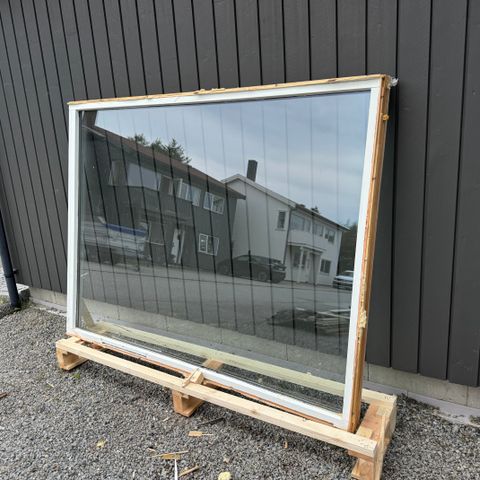 Nesten nytt glass 196cm x 150,3cm. Produsert juni 2023