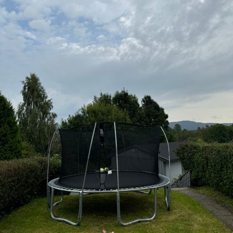 Stor trampoline.