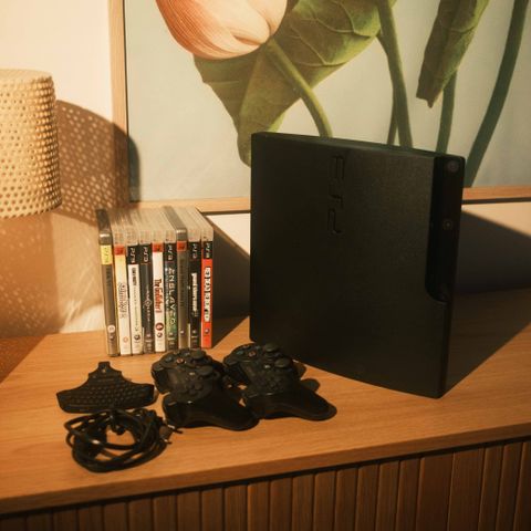 PlayStation 3 (Slim) med spill og ekstrautstyr – Komplett pakke!