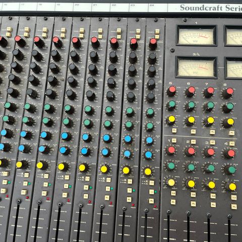 Klassisk 24-kanals Soundcraft miksepult s. til høystbydende