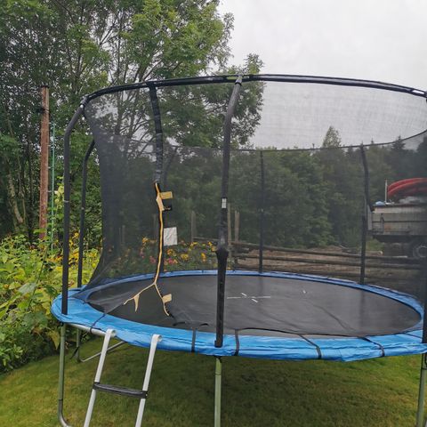 ProFlyer trampoline komplett med stenger og nett. Selges billig.