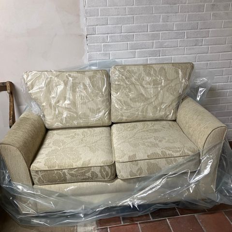 2- seters sofa (offwhite/lys beige bladmønster)