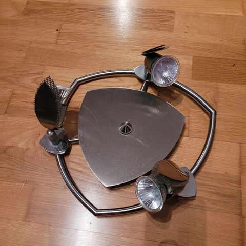 Dekorativ Malmbergs taklampe med 3 spottere.