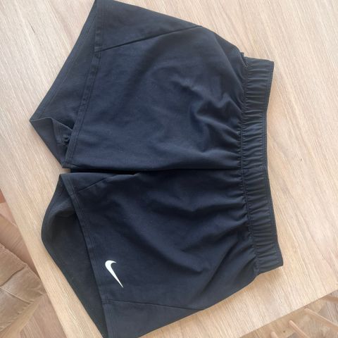 Nike shorts str M