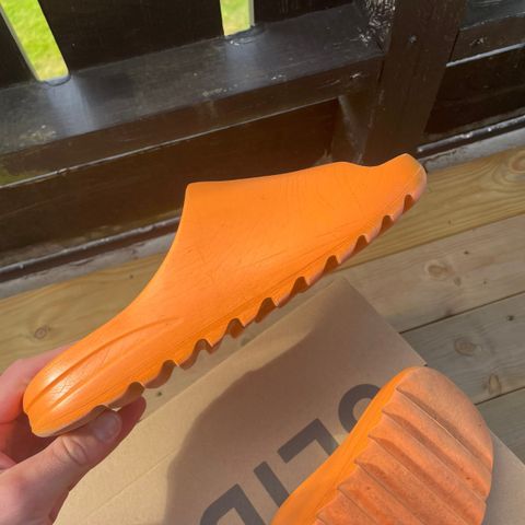 Yeezy slide enflame orange selges!