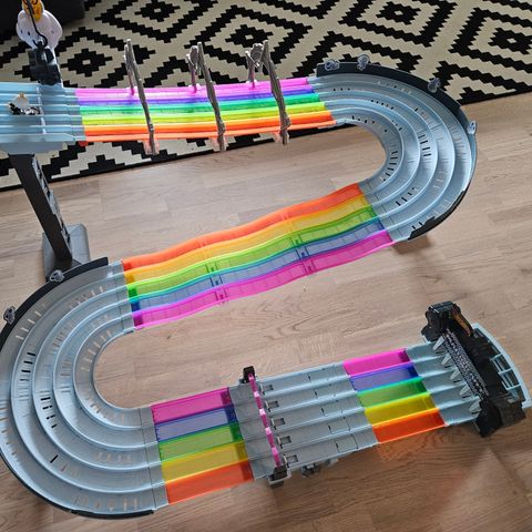 Super Mario - Hot Wheels Rainbow Road