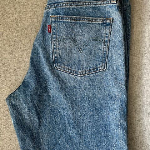 Levis 501 crop 28/30 kr300,-