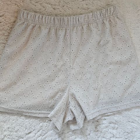 Beige/grå shorts fra Only i str. M