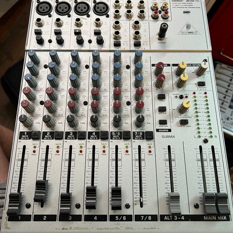 Behringer UB1204-pro lydmikser