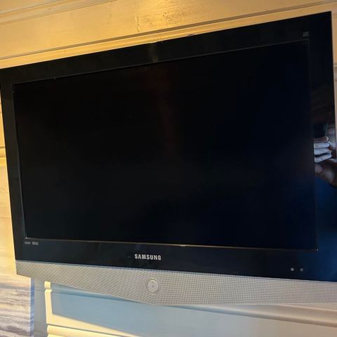 Samsung 32" TV med veggstativ selges