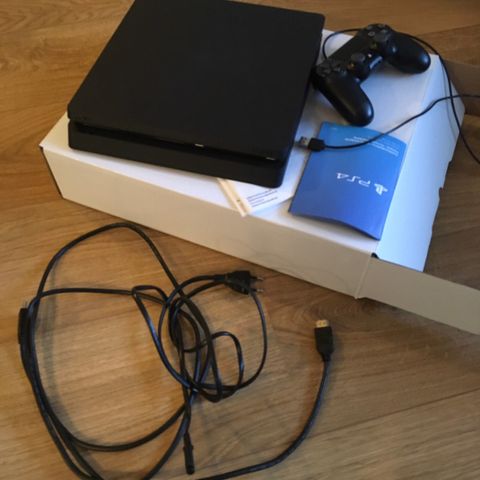 Playstation 4 slim med ny kontroller og laddekabel