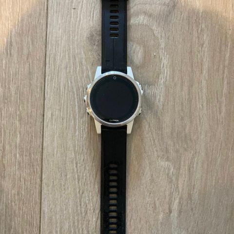 Garmin Fenix 5S. Ordinær pris 4999,-.