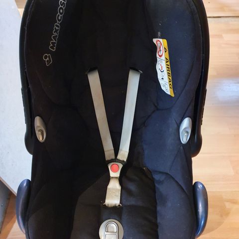 Maxi-Cosi CabrioFix med base og spedbarnsinnlegg