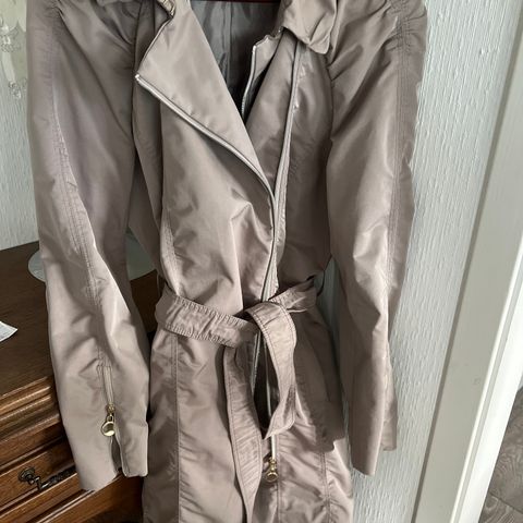 Trenchcoat dame str 42, passer 40/42 Esprit, pent brukt