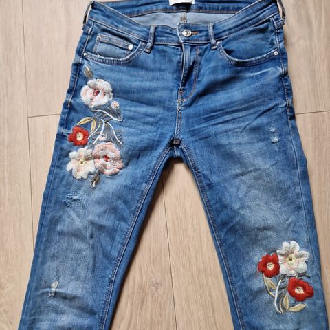 Zara jeans med broderi