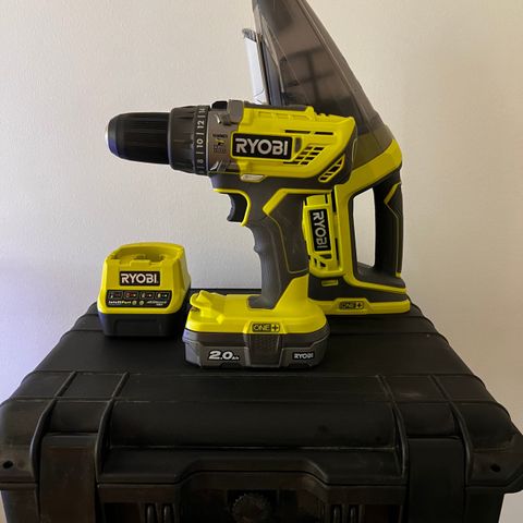 RYOBI skrutrekker med 1 BATTERI og HÅNDSTØVSUGER 18V