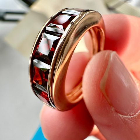 Bellarri ring i rosé gull med rhodalite garnet band